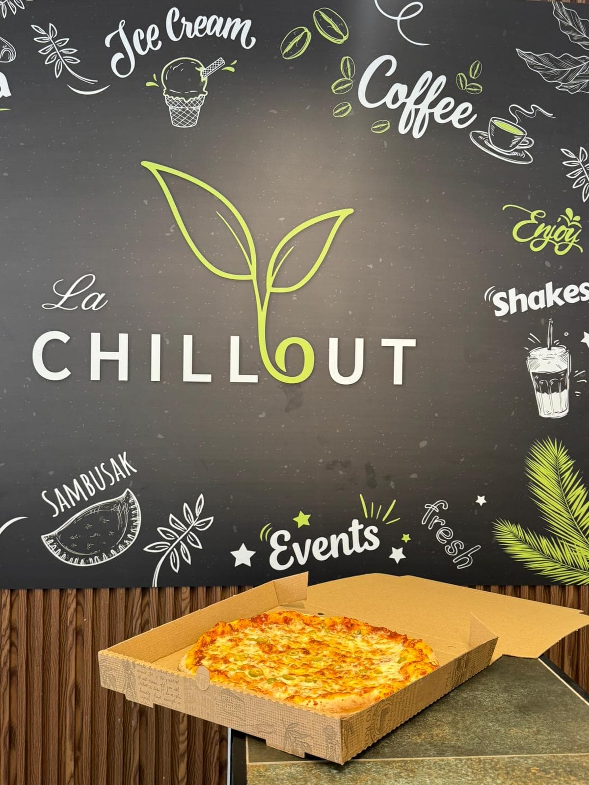 La CHILLOUT פיצה קפה בר מיצים מסעדה אותנטית
